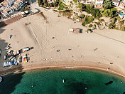 正上方的小沙滩沙滩在夏天在科斯塔布拉瓦，加泰罗尼亚，西班牙