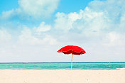 美国佛罗里达州迈阿密热带海滩上的红太阳沙滩伞
