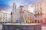 林茨主要广场上的喷泉和古老的大教堂