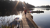 日出时分，人们沿着湖边的码头散步