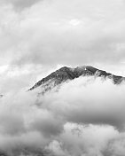 Timpanogos山被云包围