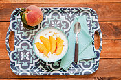 酸奶碗和水果桃子