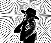 迷人的女人穿着复古风格的时尚与阳光的背景 迷人的女人穿着复古风格的时尚与阳光的背景