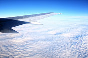 在一片云中飞行的客机的机翼