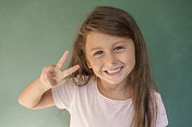 7岁可爱的小女孩肖像在绿色的背景