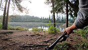清晨，一名男子沿着湖边小径骑车