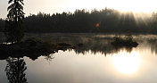 日出时分的湖景