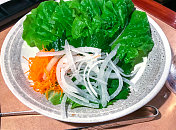 在横滨，午餐供应的新鲜蔬菜是为韩国料理三叶草准备的