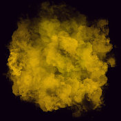 以黑色为背景的黄色雾或烟。黄色矢量云雾，薄雾或烟雾背景。为贺卡和标签的设计元素，市场，名片摘要背景。