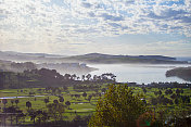 Mogro estuary。高尔夫球场Abra del Pas, Mogro, Cantabria