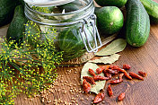 罐装黄瓜，加入辣椒和月桂叶等香料。
