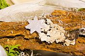 圣诞装饰用树皮与苔藓地衣和星星