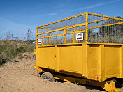 诺福克老亨斯坦顿沙丘上的大型沙滩垃圾容器