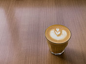 咖啡与心形泡沫艺术在木桌上