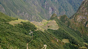 俯瞰秘鲁马丘比丘的印加古道