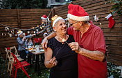 一对老年夫妇在户外庆祝圣诞节