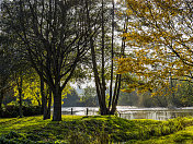 埃文河沃里克郡，斯特拉特福德在埃文河的秋天风景优美