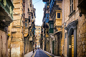 马耳他-地中海旅游目的地，老狭窄的街道在瓦莱塔