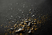 静物:纹理-金色闪光的黑色背景与水
