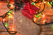 圣诞装饰布置，led灯，圣诞靴形状的礼品袋和礼品盒