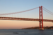 葡萄牙里斯本塔霍河上的阿伯里尔25号桥