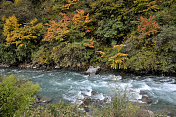 秋天山间河流上的瀑布