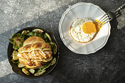 自制健康早餐:虾肉汉堡和煎蛋