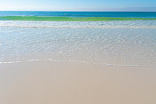 佛罗里达州德斯汀海滩上的海浪