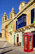 马耳他Marsaxlokk老城，红色电话亭和圣彼得教堂