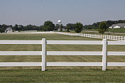 印第安纳州农场上的白色栅栏