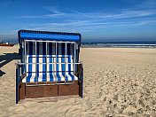 波罗的海的蓝白条纹沙滩椅
