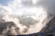 意大利Dolomites山中的雾