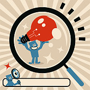 用放大镜找到一个带着创意灯泡的蓝色男人，一个用搜索引擎搜索的男人