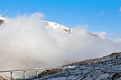 比利牛斯山脉中被云覆盖的雪山