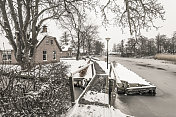 在一个寒冷但美丽而平静的冬天，Giethoorn村附近的Dwarsgracht有积雪的运河