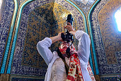 游客摄影师捕捉多彩的伊朗建筑装饰的图像