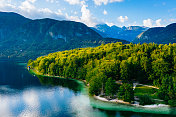 鸟瞰图的湖Bohinj (bohinsko jezero)日落，斯洛文尼亚