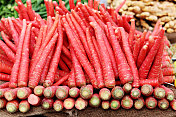 印度德里蔬菜市场出售胡萝卜