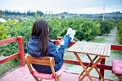 年轻女子在阳台上放松与葡萄酒库存照片