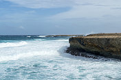 崎岖的阿鲁巴东部海岸线附近的一个天然桥岩石地层