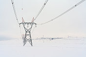 电塔、电缆和雪地