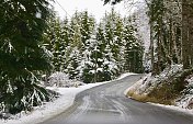 乡村道路与第一雪的季节