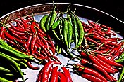 绿色和红辣椒托盘-曼谷新鲜市场。