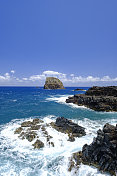 夏天，马德拉岛的波图达克鲁兹海岸遭遇海浪袭击