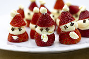 一组草莓奶油手工圣诞老人人物