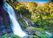 泰国清迈省Mae Chaem区Doi Inthanon国家公园的Wachirathan瀑布。