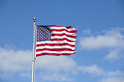 蓝天背景的美国国旗