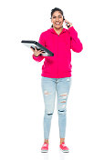 z一代的年轻女性穿着帆布鞋站着，握着合同，使用手机
