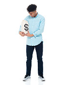 非裔美国男孩穿着牛仔裤，拿着钱袋