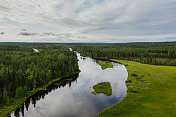 风景鸟瞰图的河流在芬兰